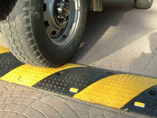 马路橡胶减速带应该具备什么要求？